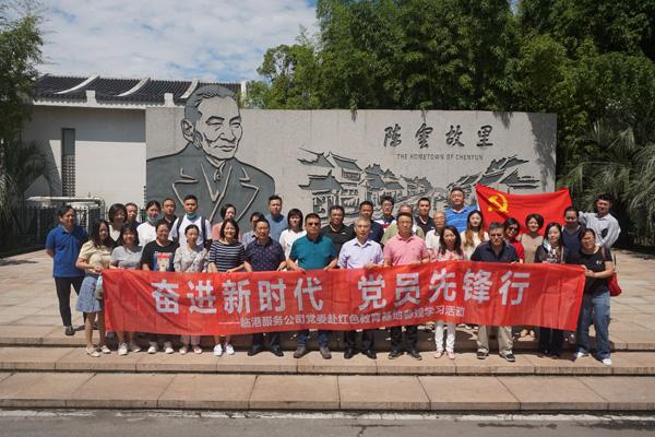 大S具俊晔外出聚会照曝光，47岁穿吊带似少女，又白又瘦又美